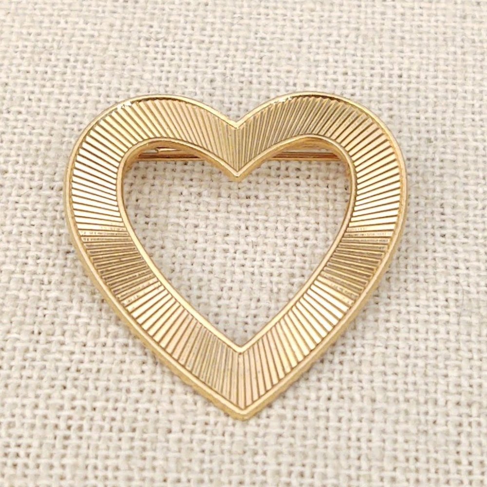 Textured gold heart brooch